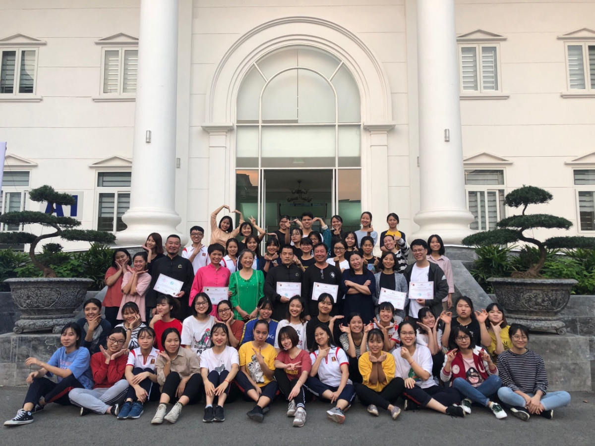 Dạy Thái cực quyền Dương thức cho sinh viên Viện Khổng Tử 2018